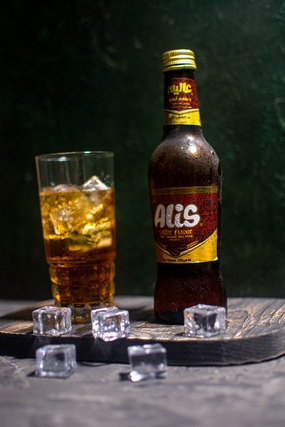 酒瓶和冰镇酒水图片